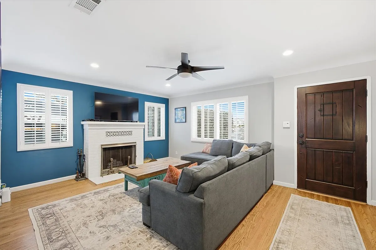 2 bed, 1024 sqft, $4,150 — Photo 4
