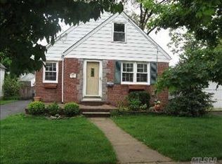 134 E Dover St, Valley Stream, NY 11580