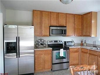 Nice kitchen, with all appliances to stay. Lots of cabinets