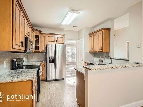 4th image of 370 Westminister Village Blvd