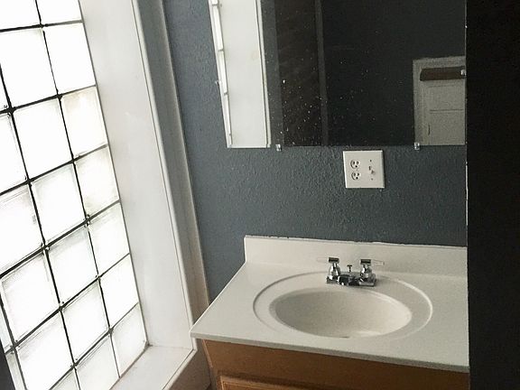 4th image of 612 N 12th St