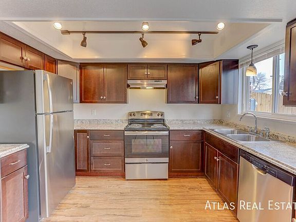 3rd image of 2565 Iris St