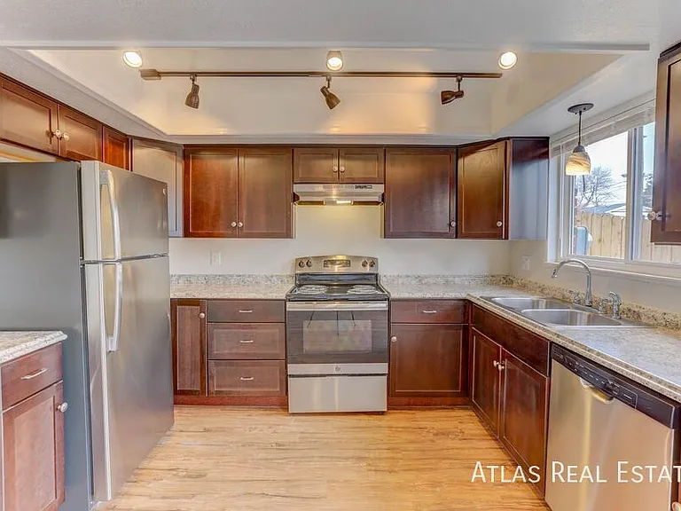 2565 Iris St — Photo 3