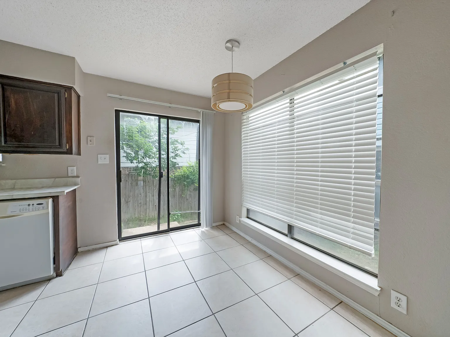 2 bed, 1.5 bath, 2304 sqft, $1,400 — Photo 3