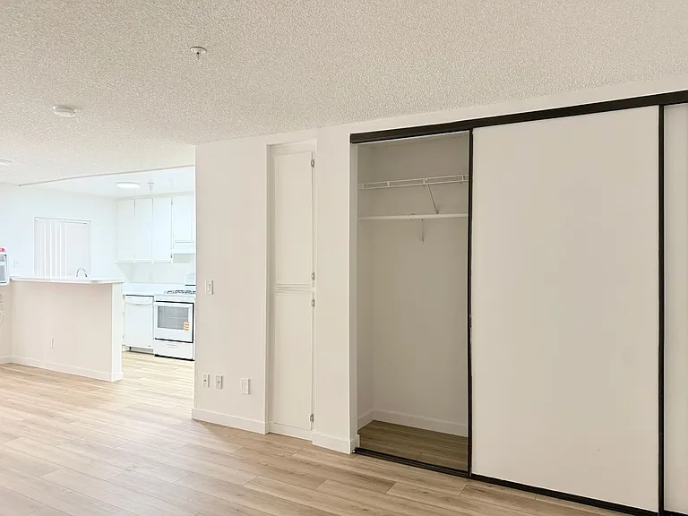 400 Westmoreland Apartments - Modern, approachable, city-living vibe — Photo 9
