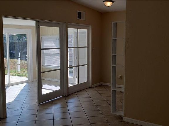 5th image of 221 Lantana Dr