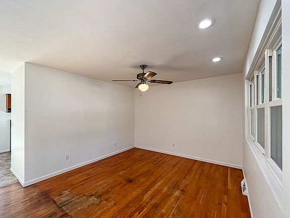 4th image of 8 Holly Dr