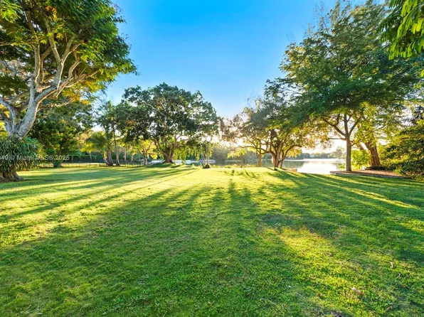 9000 School House Rd, Coral Gables, FL 33156