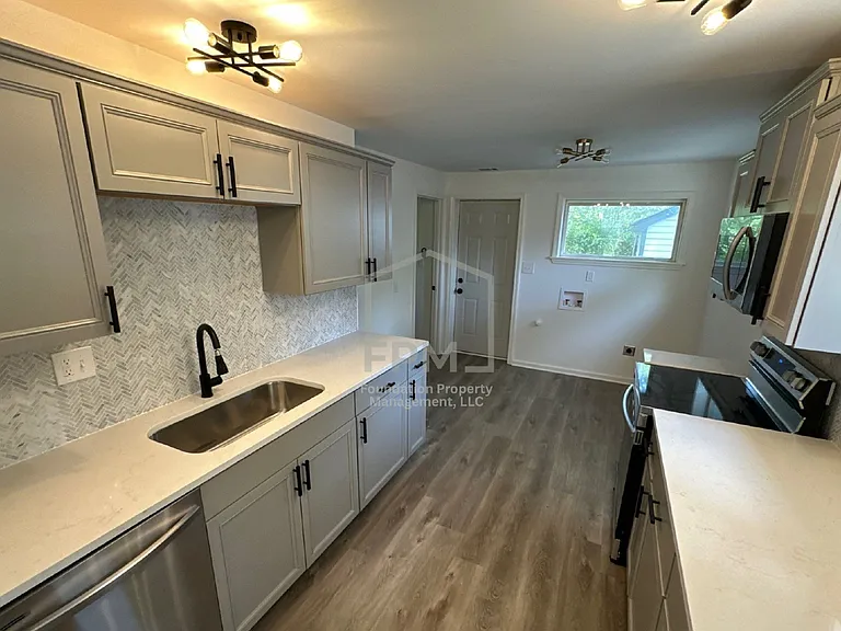 3694 Marion Ave — Photo 4