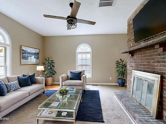 4th image of 106 Riddle St