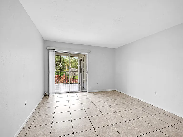 199 SW 15th St #3 — Photo 10