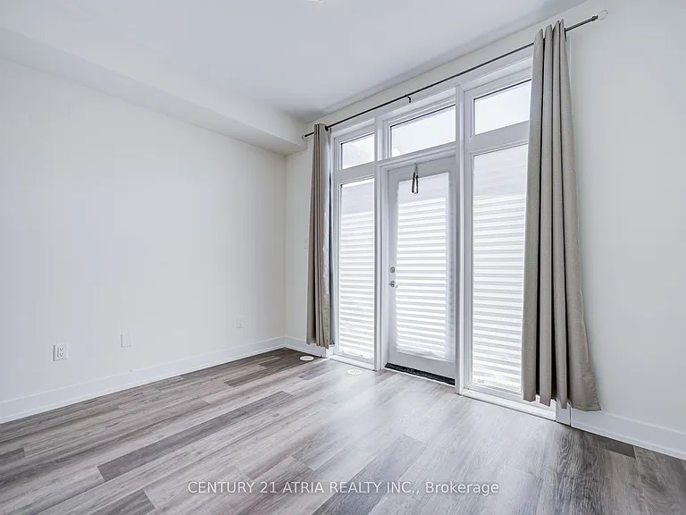 1 Bond Cres #1 — Photo 38