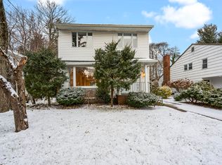 20 Glamford Rd, Great Neck, NY 11023