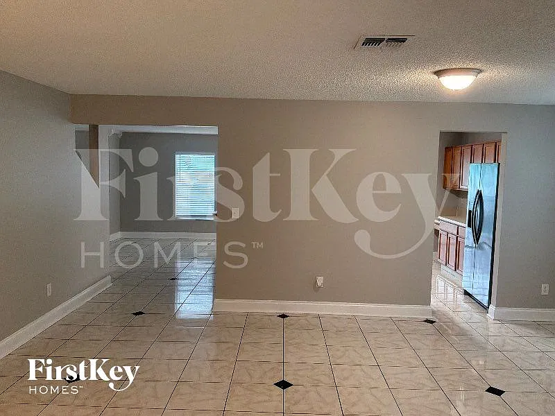 6 bed, 4.0 bath, 3530 sqft, $3,435 — Photo 2