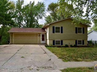 3213 SW Skyline Dr W, Topeka, KS 66614
