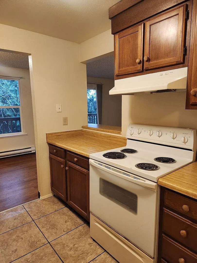 2 Bedroom 1 Bath Apartment in Port Orchard! — Photo 3