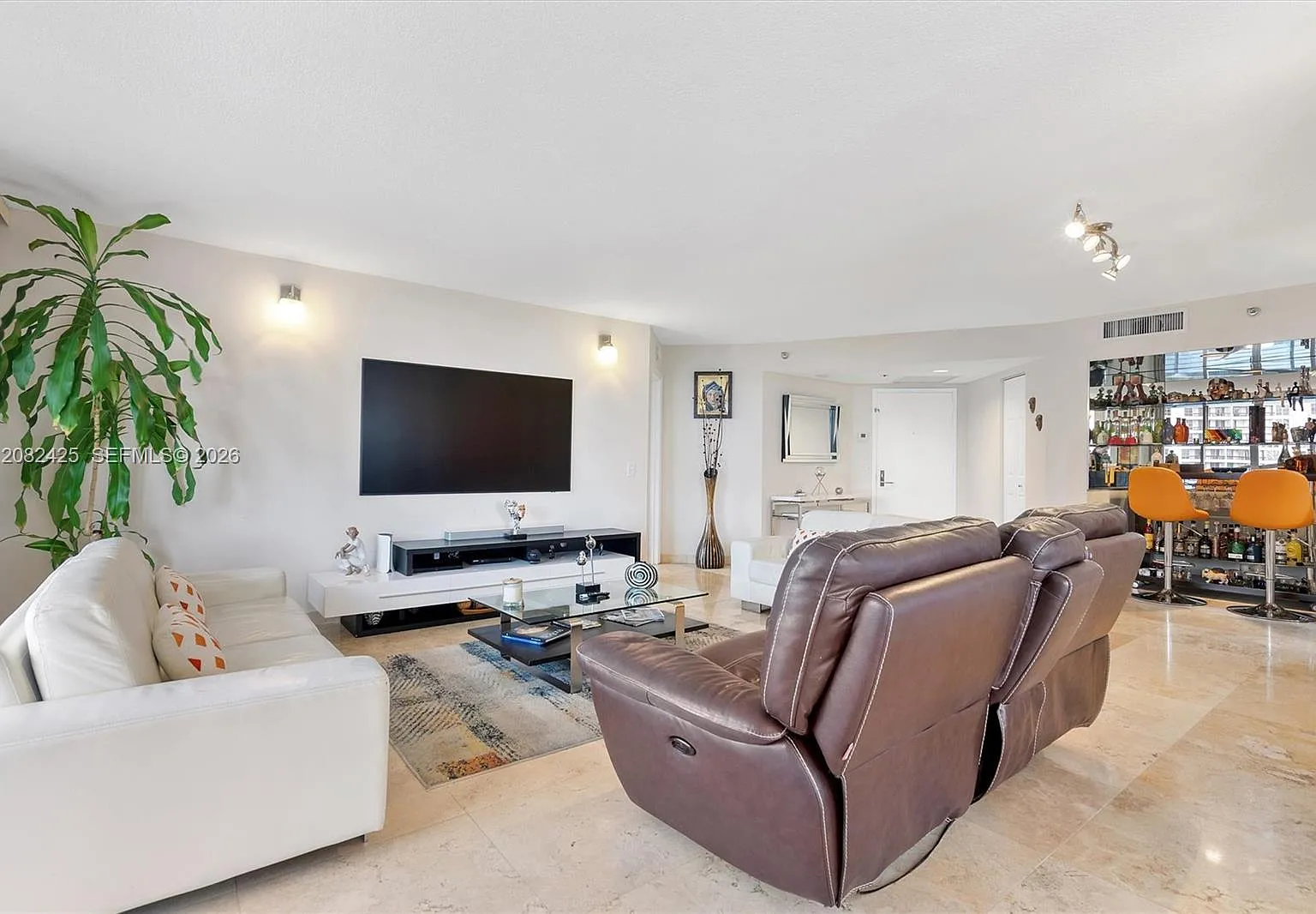 Mystic Pointe Tower 400 C — Photo 4