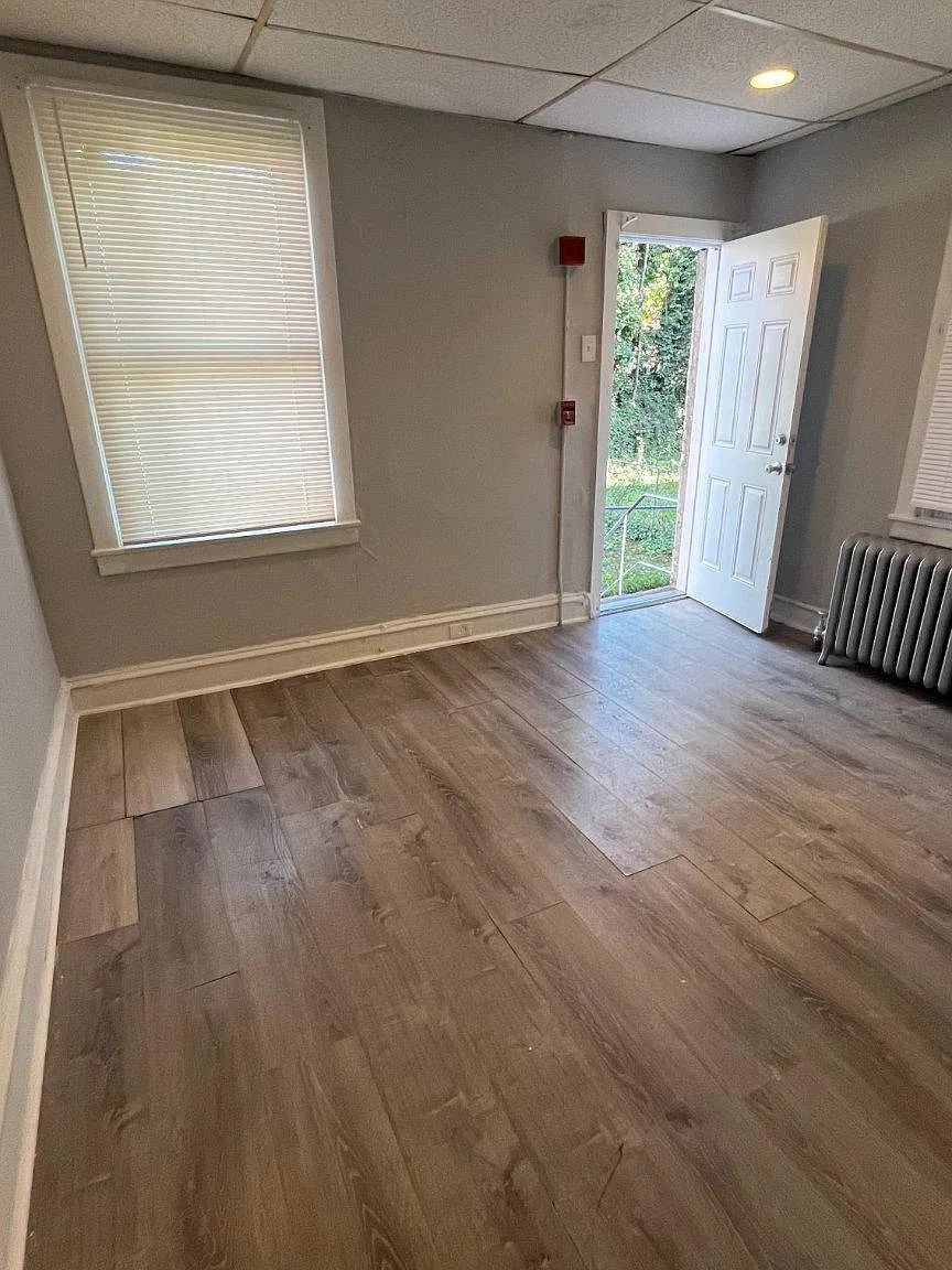 1 bed, 1.0 bath, 800 sqft, $1,050 — Photo 2