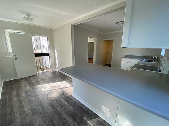 5th image of 990 Emma Ave