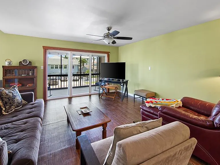 114 E Dolphin St #A — Photo 7
