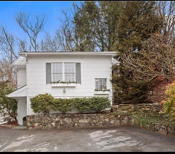 2 bed, 1.5 bath, 986 sqft, $3,250 — Photo 2
