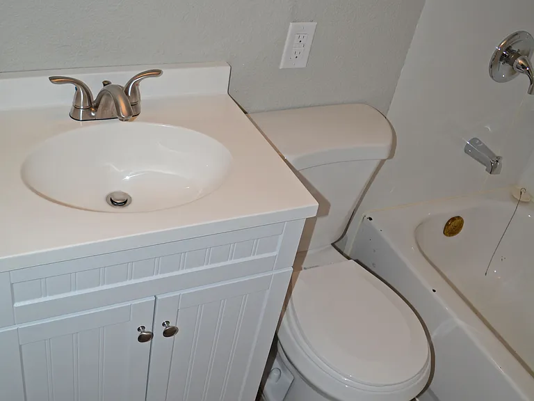 631 N Hawthorne St — Photo 11