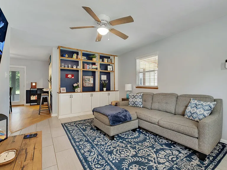310 Lancaster Dr — Photo 3