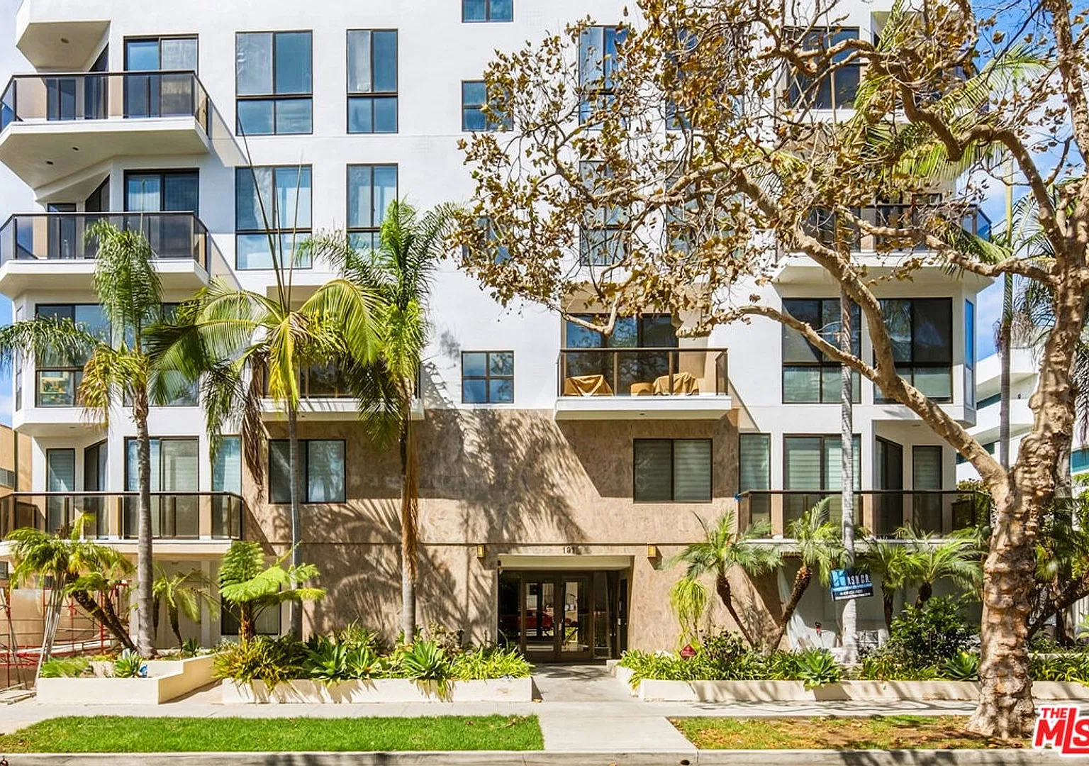 Updated 2 bed 2 bath condo with In unit laundry, central ac/heat, and pool in Beverly Hills — Photo 1