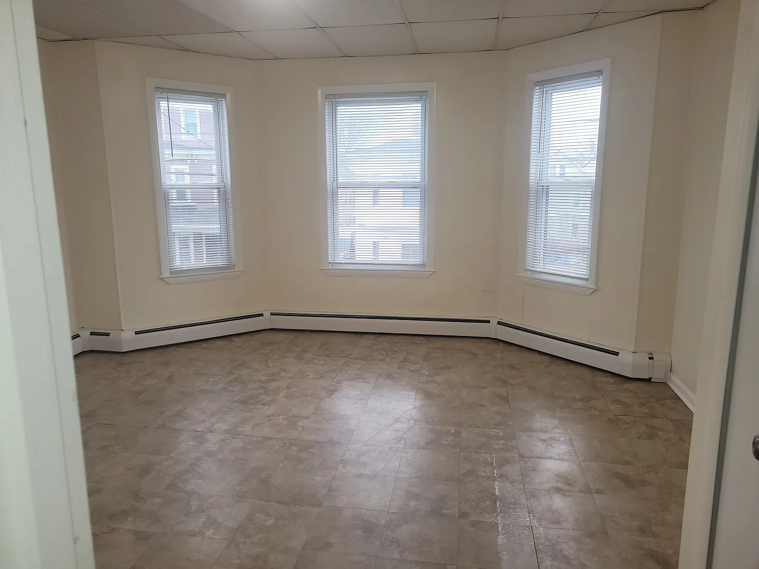 3 bed, 1400 sqft, $2,400 — Photo 2