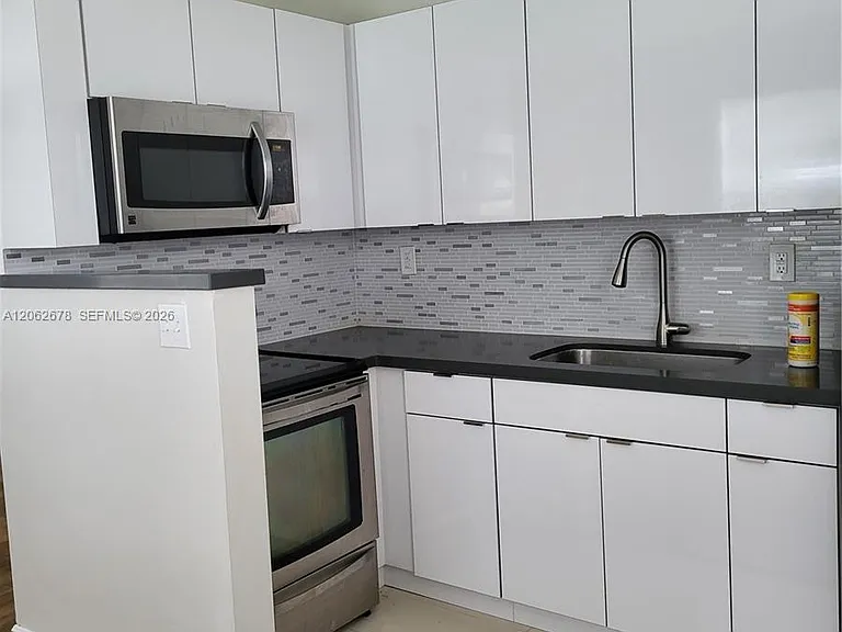 35 NE 13th St #1 — Photo 4