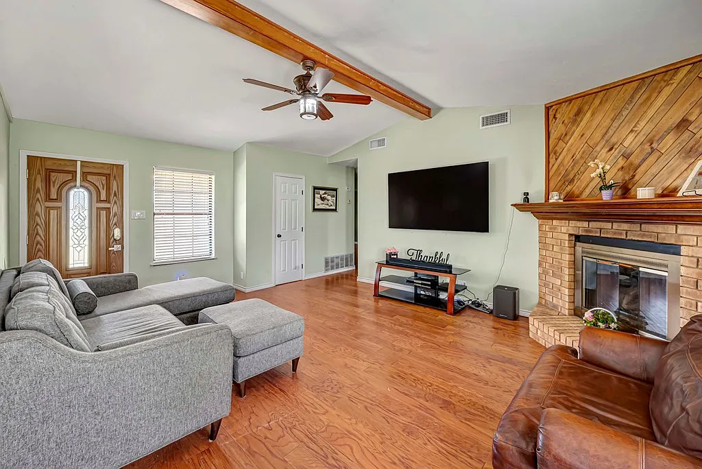 4 bed, 3.0 bath, 1791 sqft, $3,000 — Photo 3