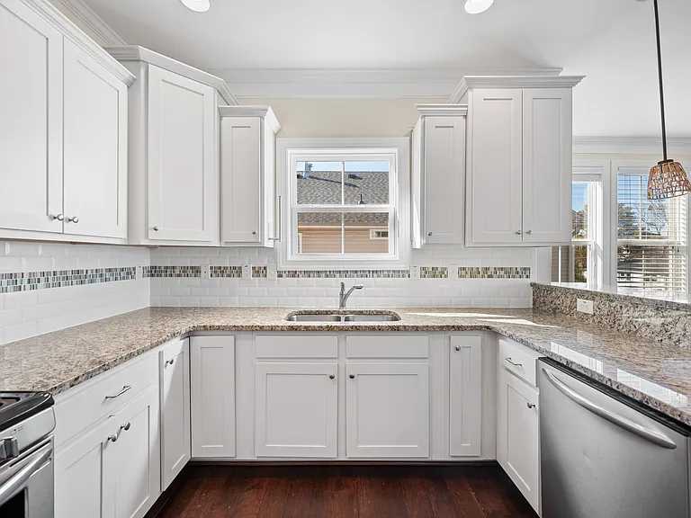 4629 Lee Ave — Photo 10