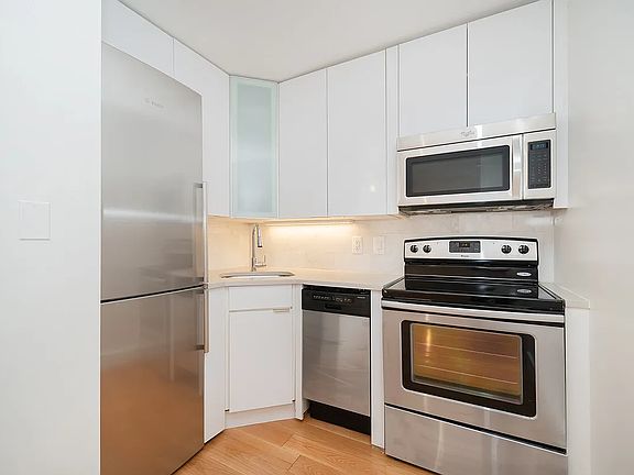 3rd image of 250 W 19th St APT 4D