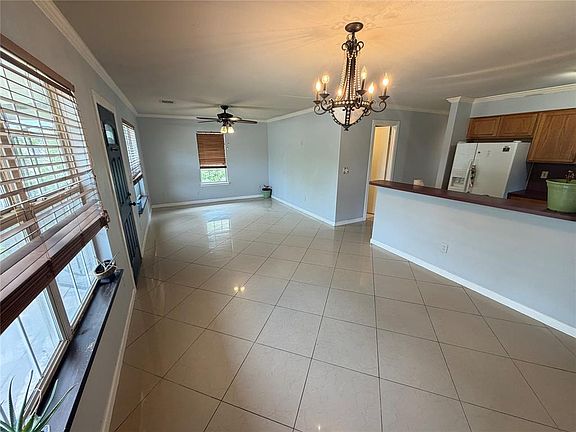 4th image of 2240 SW 25th St