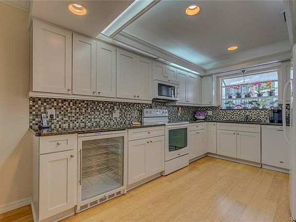 3rd image of 255 NW Baypath Dr #2