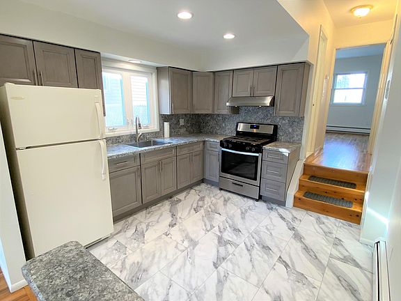 4th image of 45 Ashland Ave E