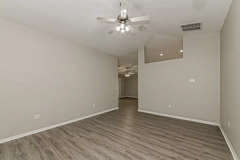 3 bed, 2.0 bath, 1839 sqft, $2,060 — Photo 3