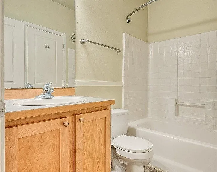 525 225th Ln NE #D-201 — Photo 11