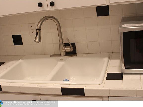 3rd image of 2210 NE 56th Pl APT 128