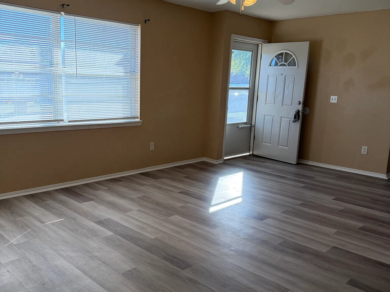 4 bed, 1.5 bath, 1118 sqft, $1,395 — Photo 2