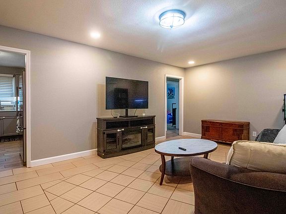 5th image of 1521 W Hamilton Street