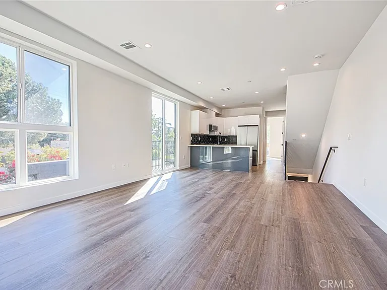 10719 Addison St — Photo 24