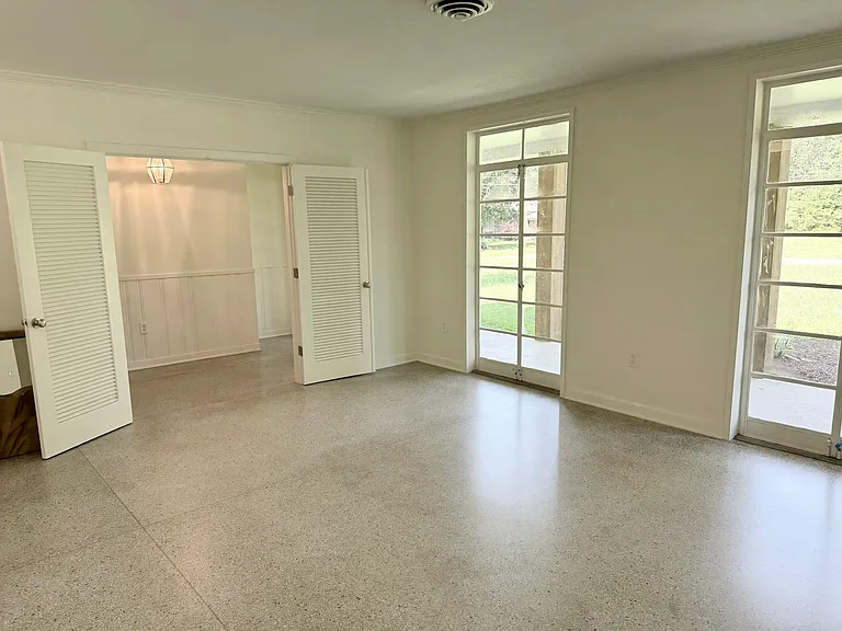 Flex room- extra living, office, playroom