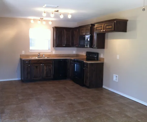 Coming Soon! 1 Bedroom 1.5 Bath Townhome For Rent In Lindale — Photo 3