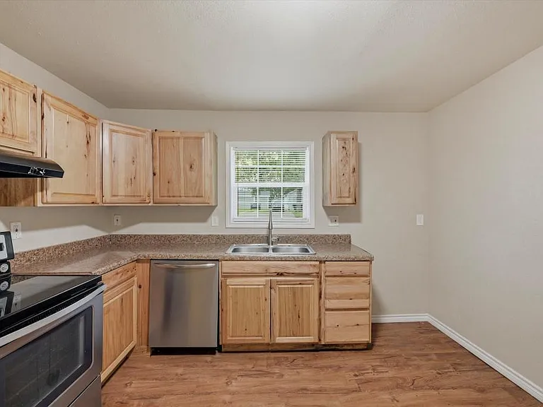 2112 W Bond St — Photo 8
