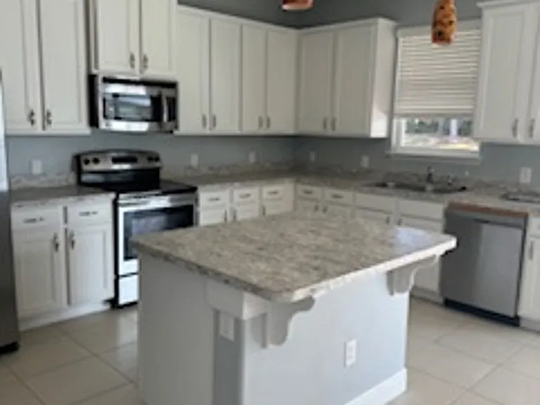 5717 SW 49th Ave — Photo 8