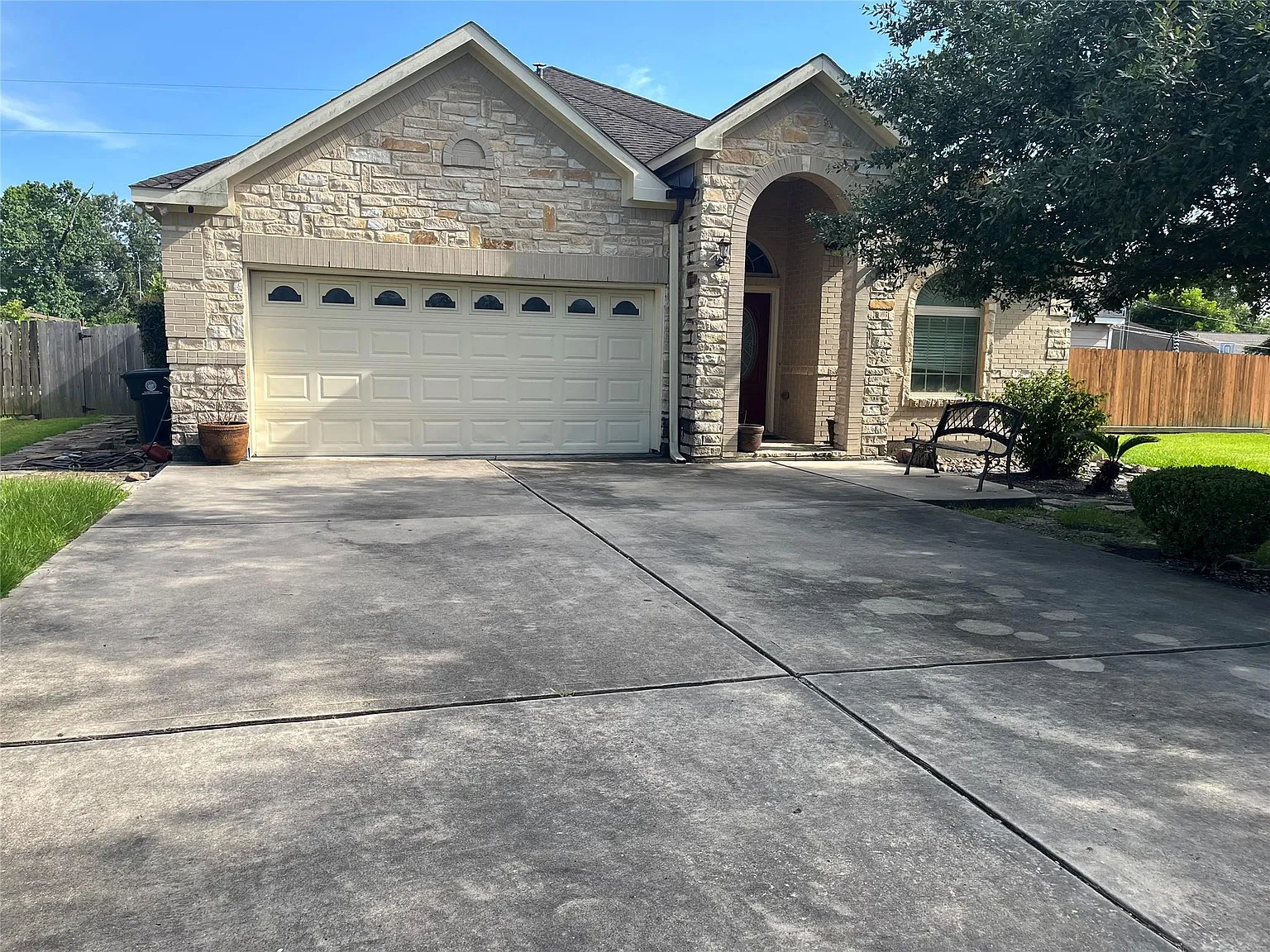 3 bed, 2.0 bath, 1863 sqft, $2,600 — Photo 1