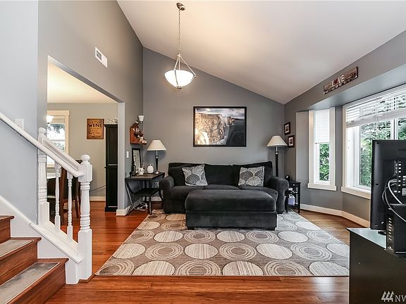 What a dramatic room!