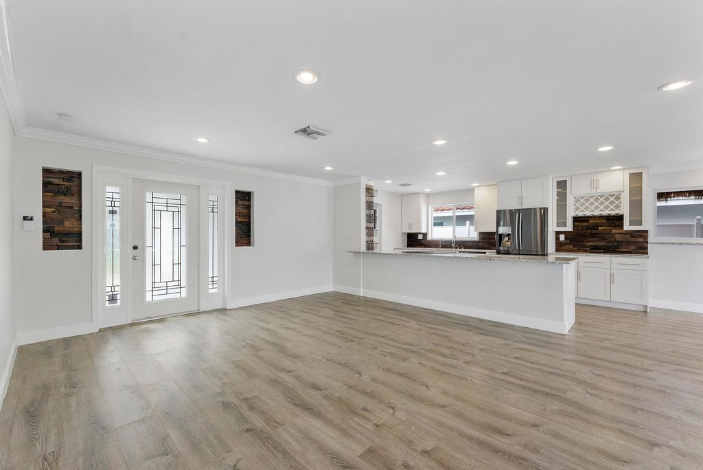 361 SE 9TH Court, photo 6