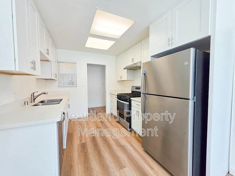 3 bed, 2.0 bath, 1185 sqft, $3,425 — Photo 3